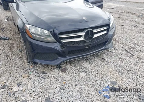 2017 Mercedes-Benz C 300 Luxury/Sport z USA, uszkodzony, nr VIN 55SWF4JBXHU232570